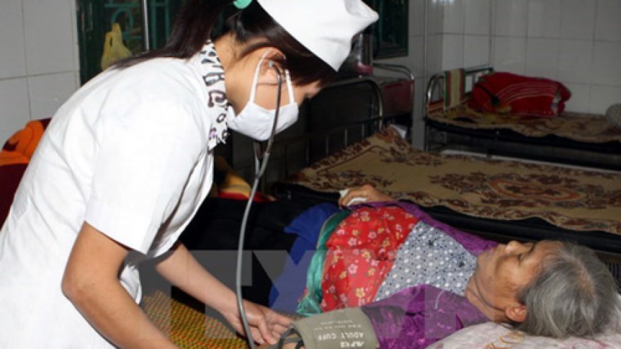 Vietnamese doctors offer free medicines to Lao veterans