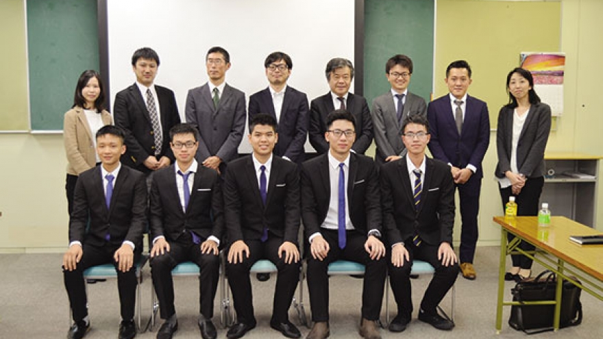 Scholars begin Japanese course