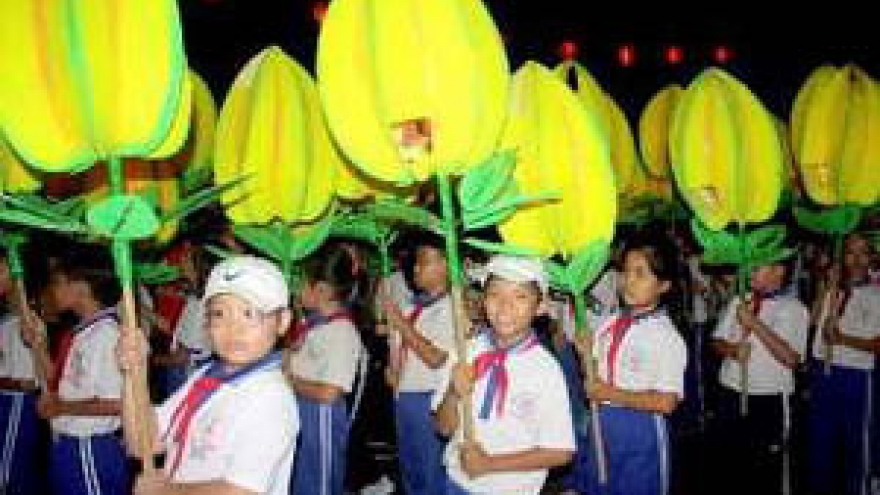 Children join Vietnam’s largest mid-autumn lantern parade 