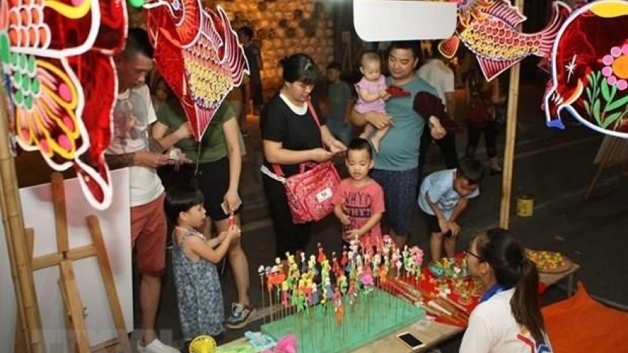 Party chief, President shares children’s joy on Mid-Autumn Festival