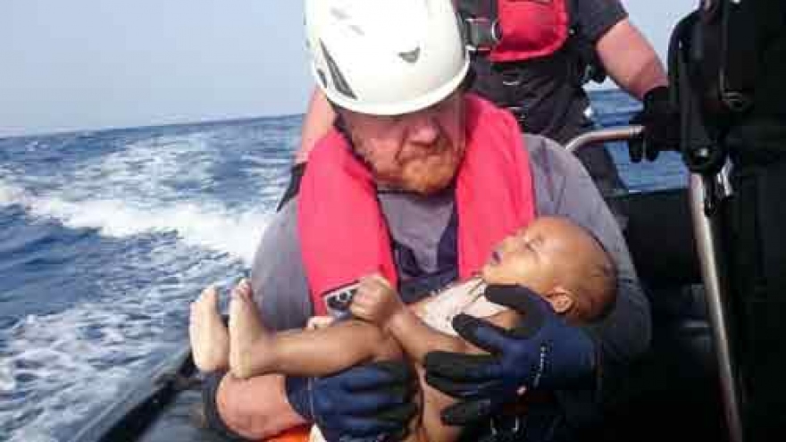 
        Obstacles to resolving migrant crisis
                              