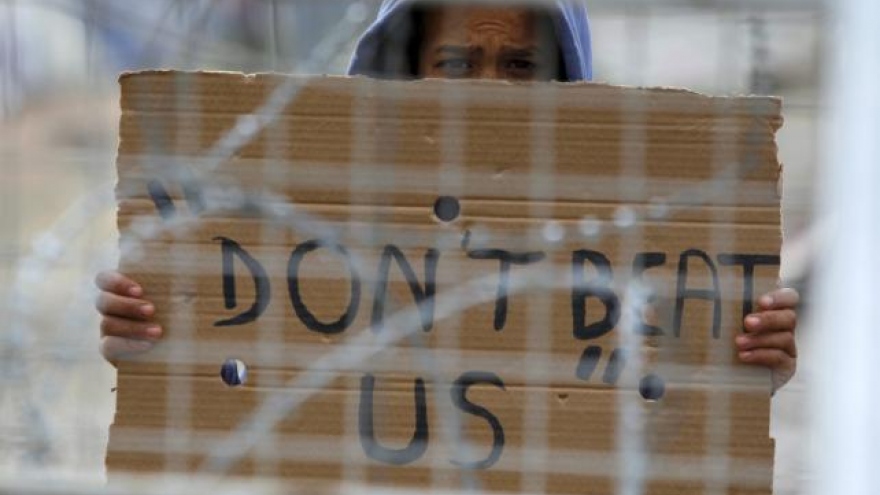 Migrants protest to be let through Greek-Macedonian border