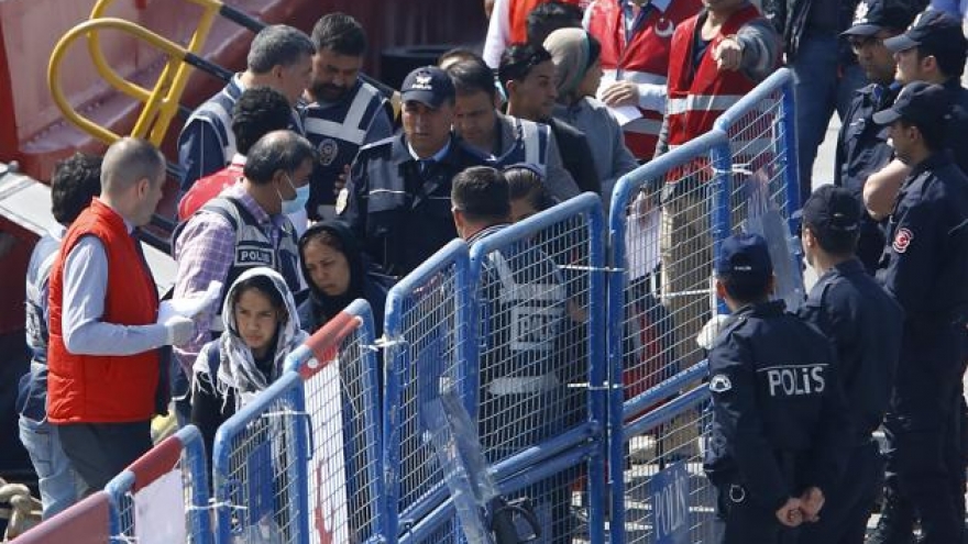 Migrants sent back from Greece arrive in Turkey under EU deal