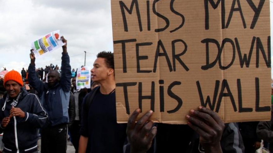 Police clash with migrants and protesters outside Jungle camp