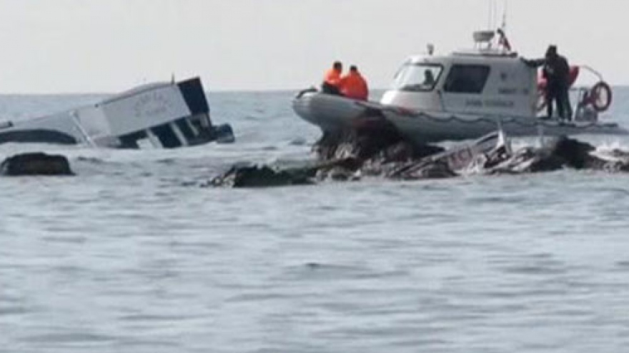 Almost 40 dead after migrant boat sinks off Turkey