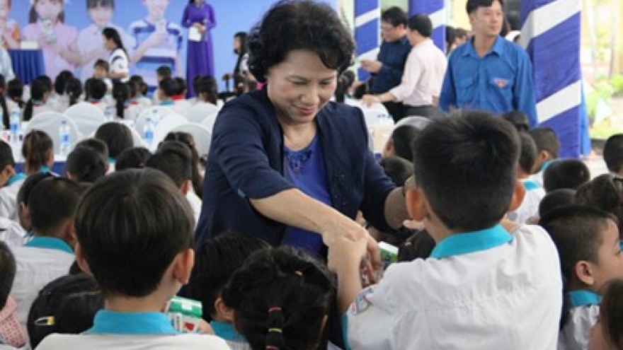 Can Tho: Children receive free milk, scholarships