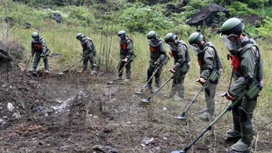 Vietnam, China join hands in mine clearance along border