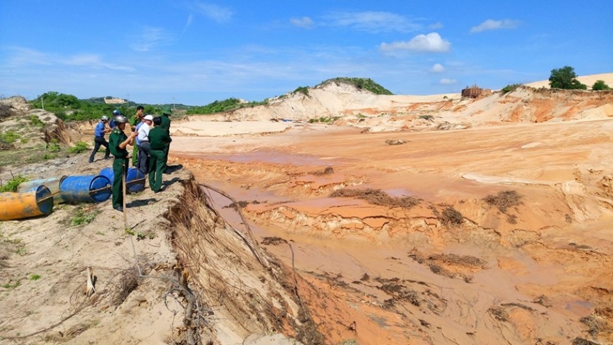 
        Vietnamese mining firm suspended after sludge disaster
                              