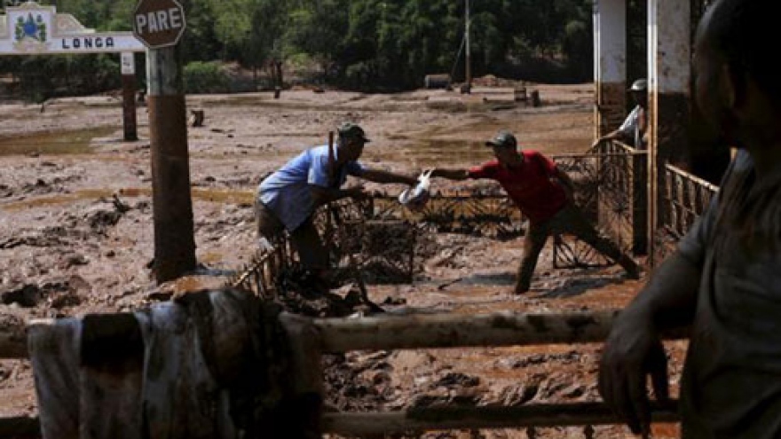 Two dozen missing in vast mudflow of Brazil mine disaster