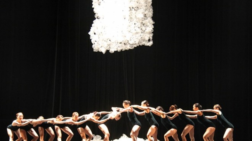 Classical music, contemporary dance show underway in Hanoi