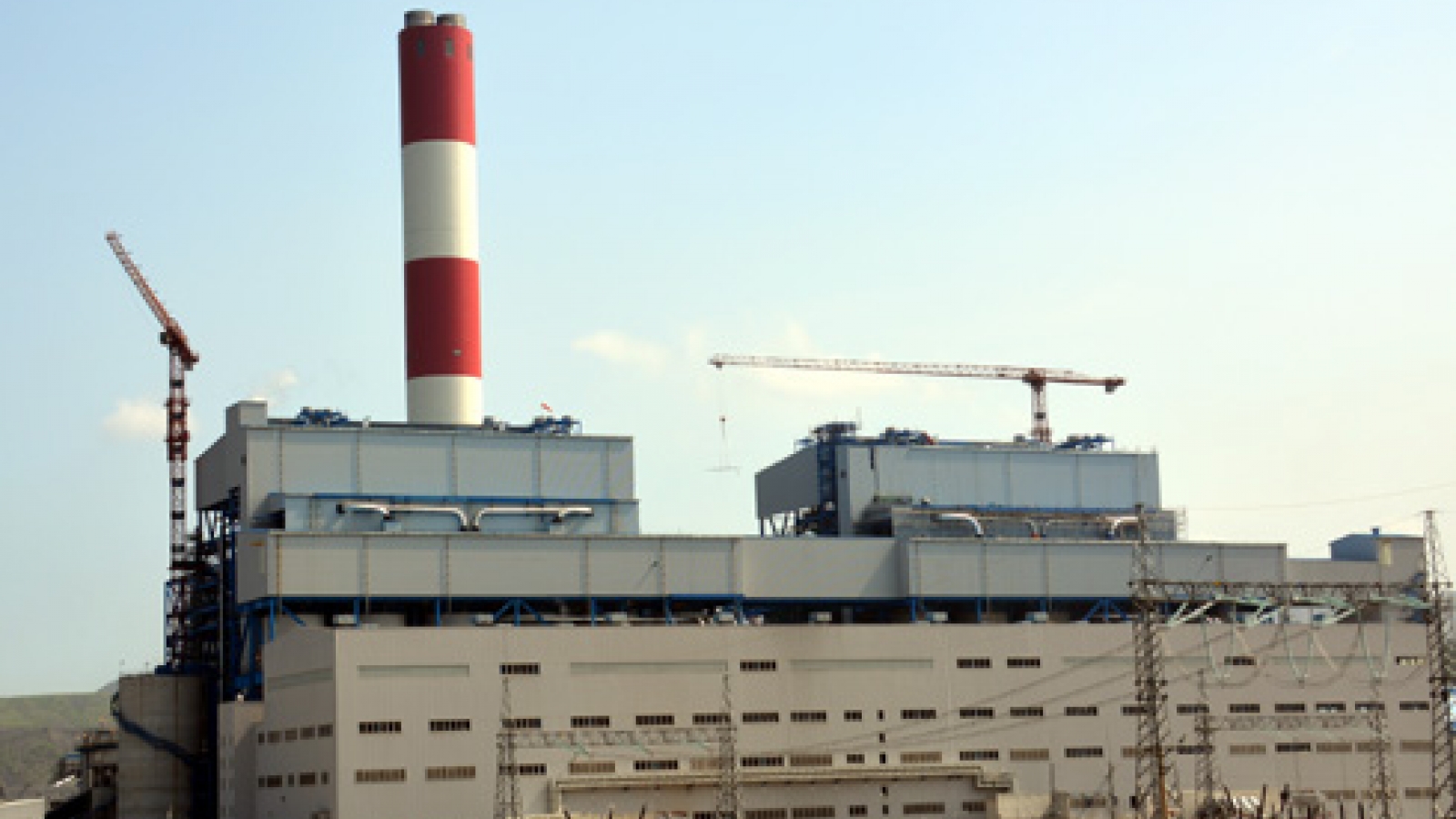 Mong Duong power plant links to national electric grid