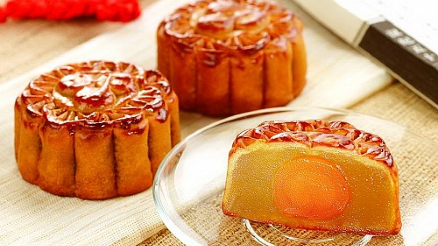 How foreigners enjoy mooncakes at Mid-Autumn Festival?