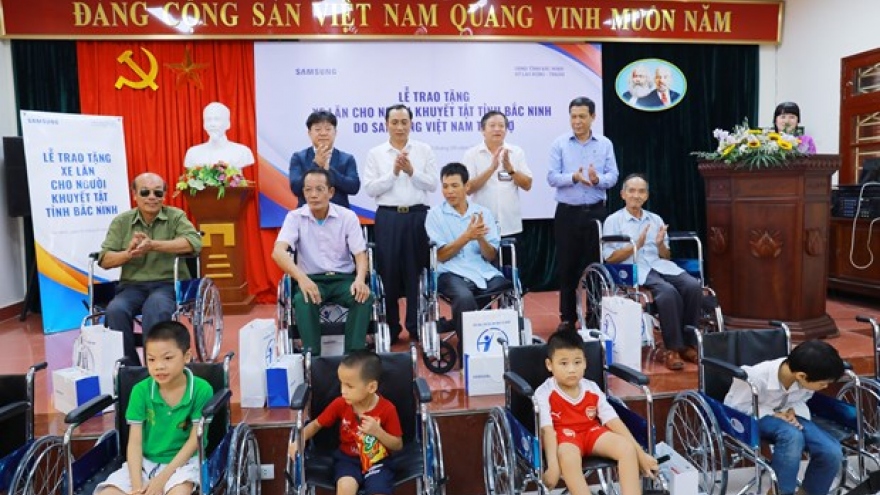 More wheelchairs to disabled in Bac Ninh