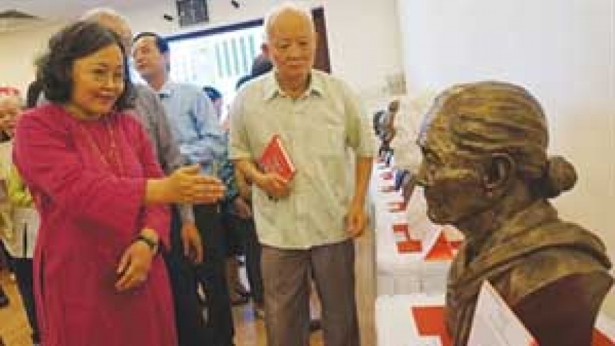 Artist's sculptures recall women's war sacrifices