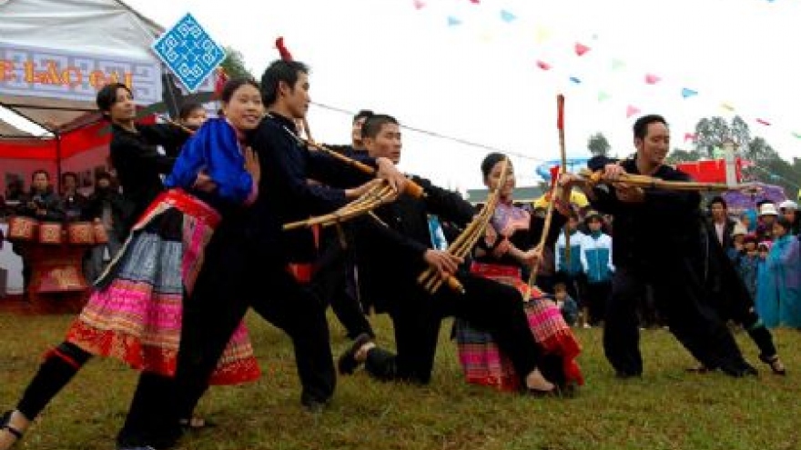 H'Mong people show flute skills in August festival