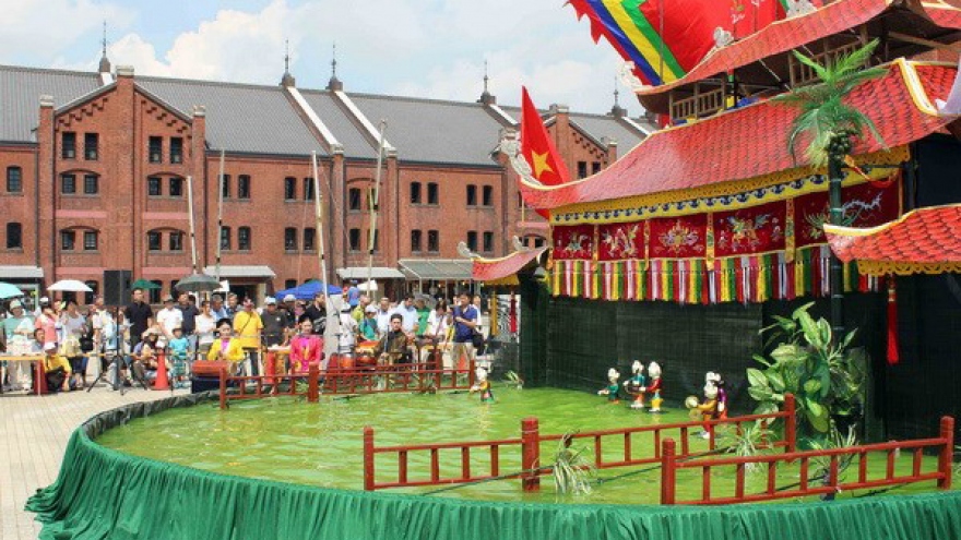 Water puppetry show mesmerizes Japanese audiences