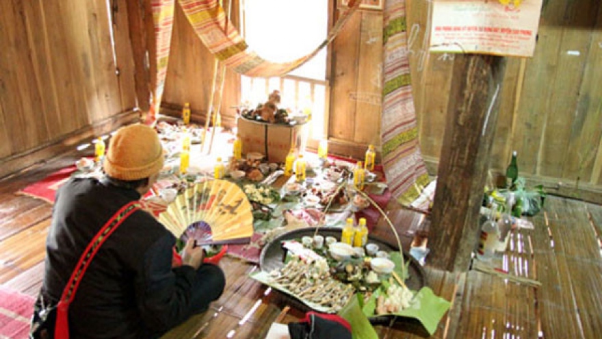 Muong Vang ethnic people’s offering tray dedicated to ancestors