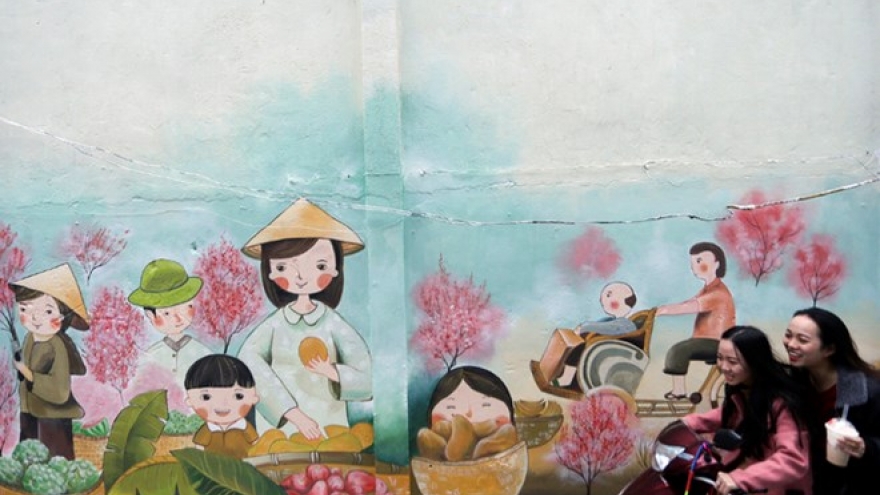 Mural paintings stir quiet valley in Da Nang