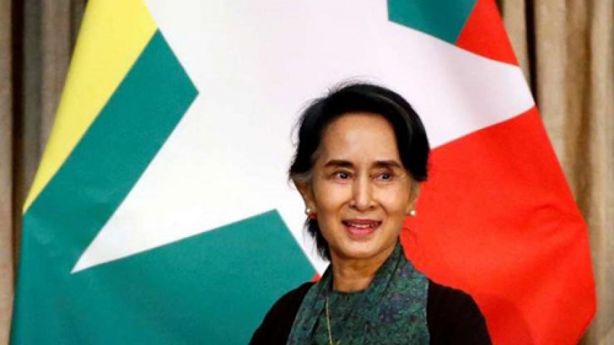 Myanmar’s Suu Kyi visits Singapore