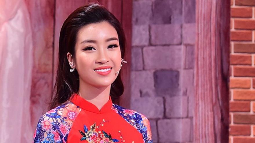 My Linh radiant in red as host of pre-Tet show