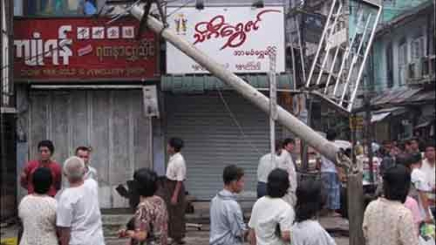
        Whirlwinds claim 18 lives in Myanmar
                              