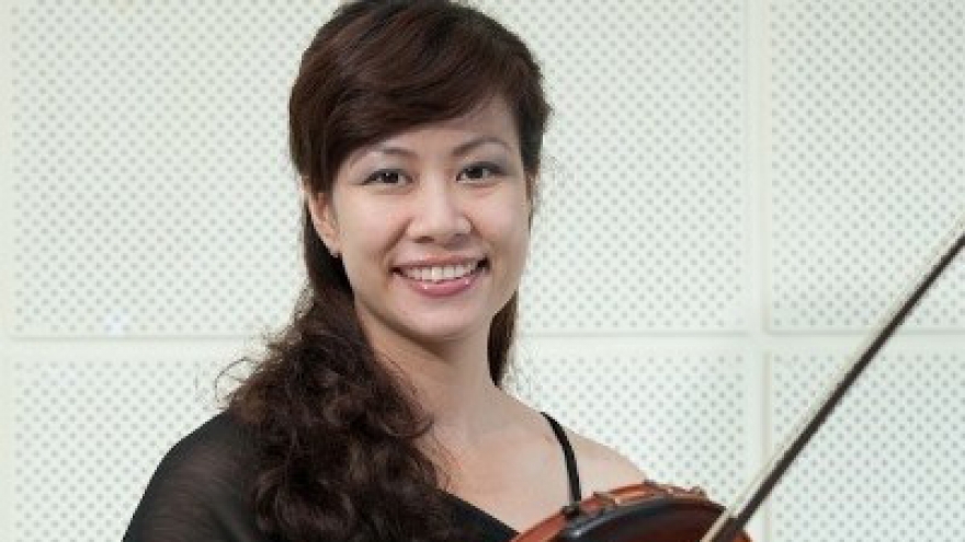 Violin and viola performance in Hanoi