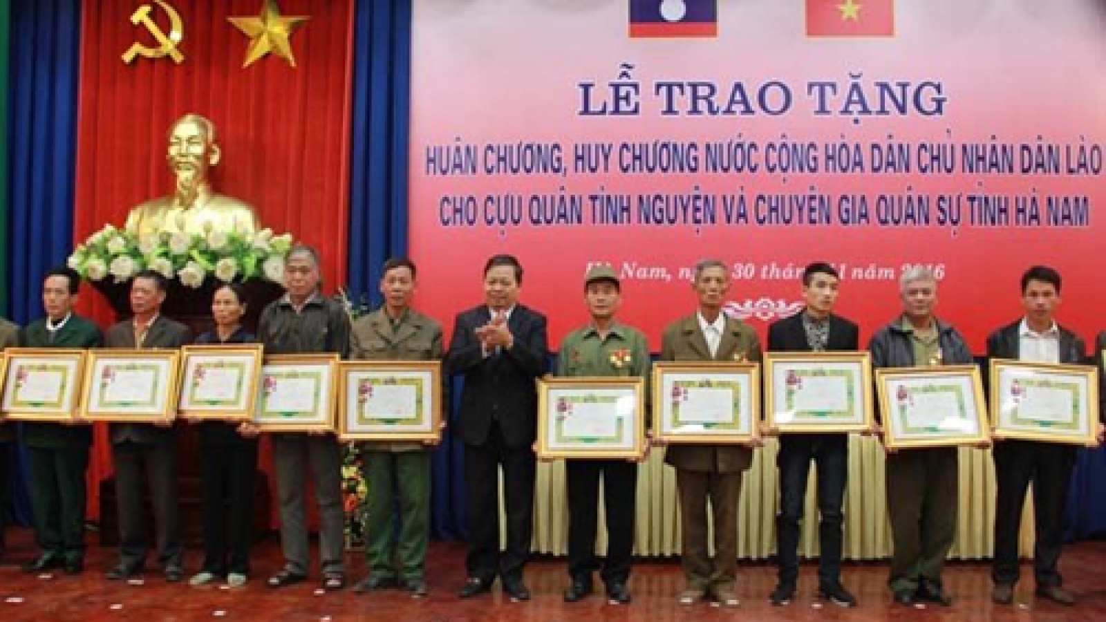 Ha Nam volunteer soldiers honoured with Lao orders, medals