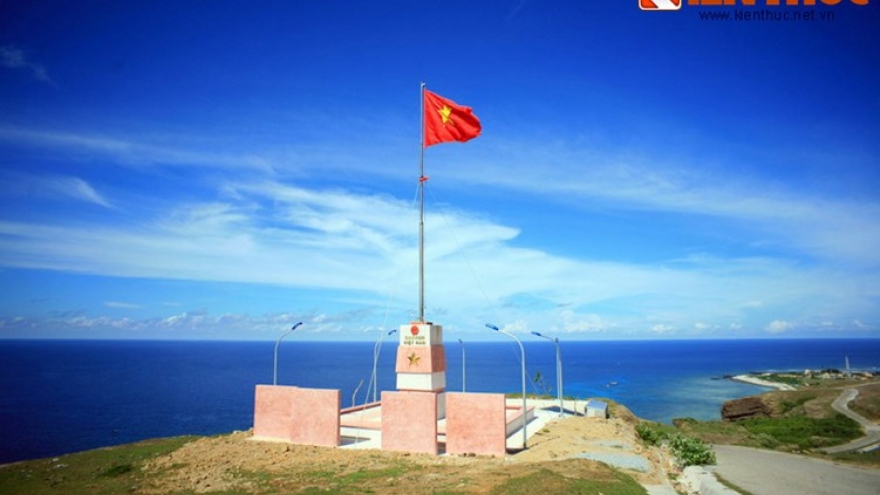 National flag flies proudly on island of Ly Son 