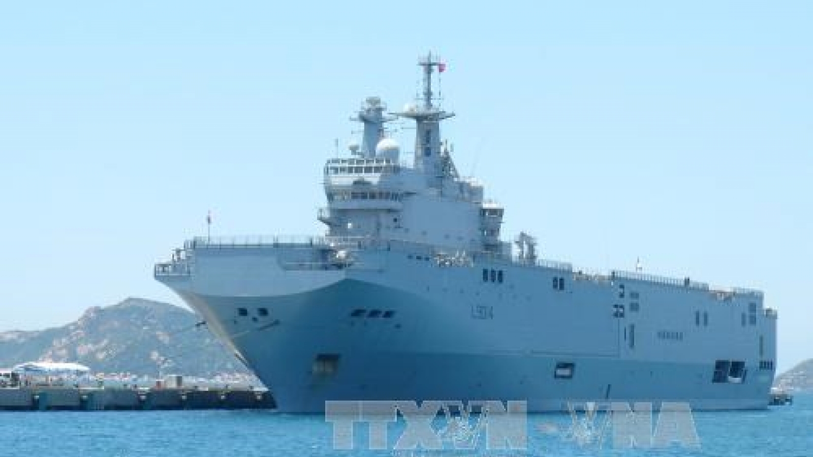 French naval ship berthed in Vietnam for friendship visit
