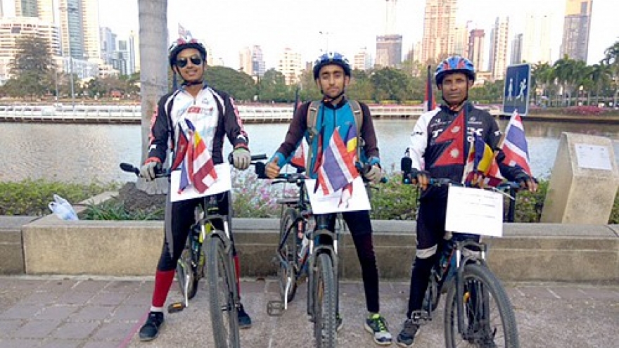 Three Nepali cyclists on green tour arrives in Ho Chi Minh City