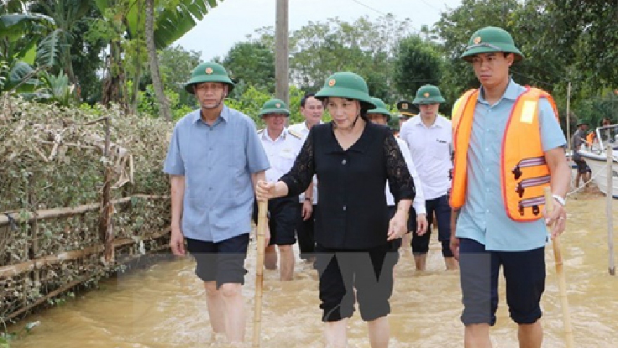 NA leader visits flood victims in Ha Tinh