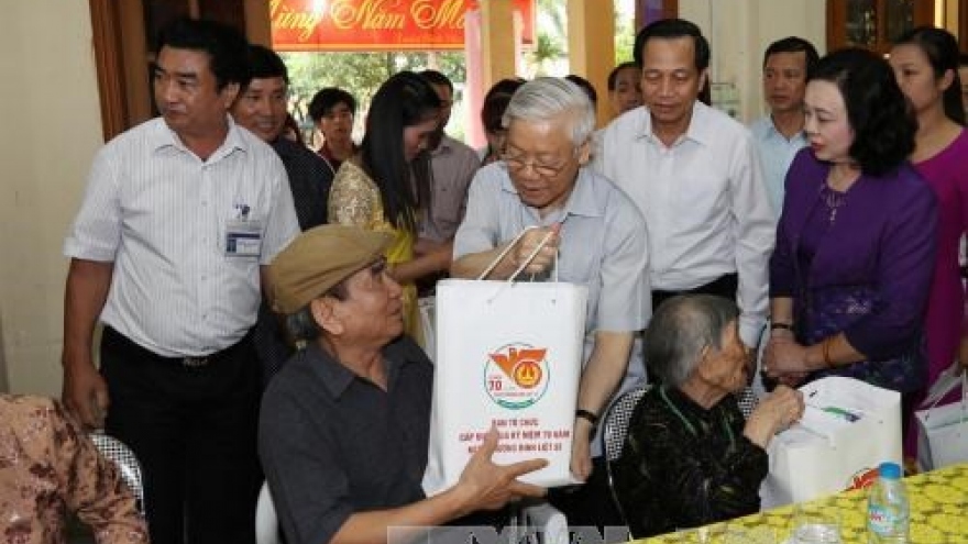 Party chief visits nursing centre for revolutionary contributors