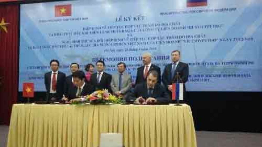 Vietnam, Russia sign deals on further oil and gas exploitation