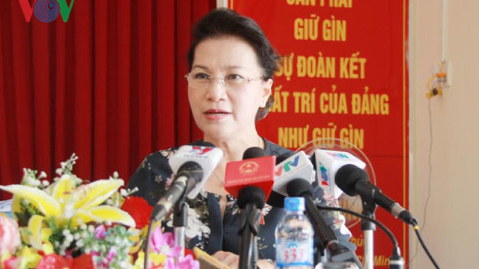 Top legislator talks to voters in Can Tho