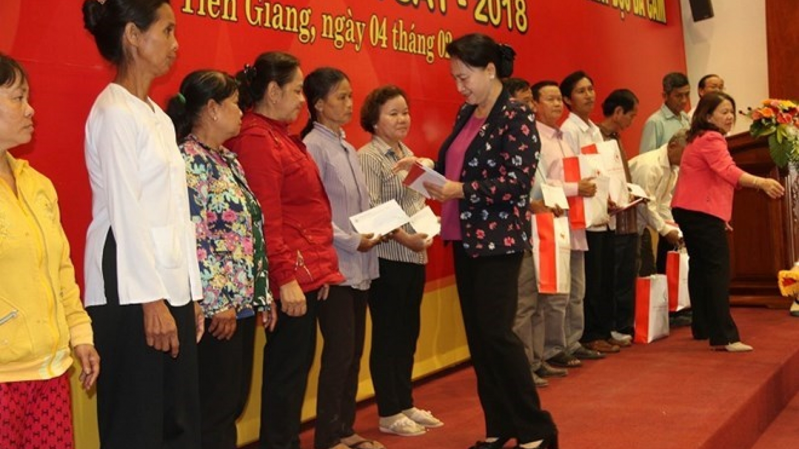 NA Chairwoman presents Tet gifts to needy people