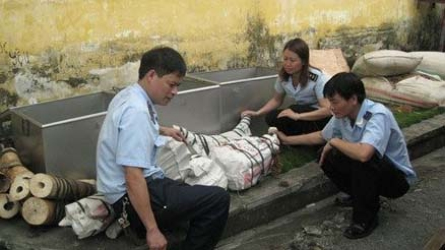 
        Customs officials seize elephant tusks
                              