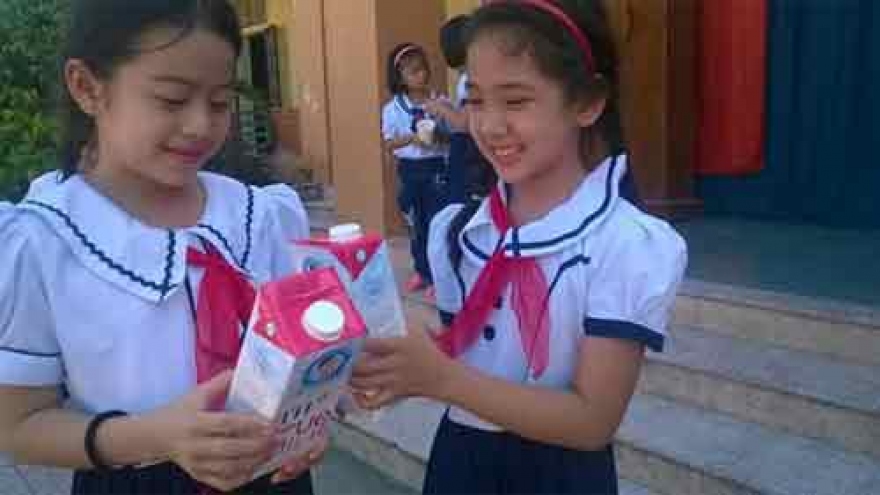 
        Nghe An children benefit from school milk programme
                              