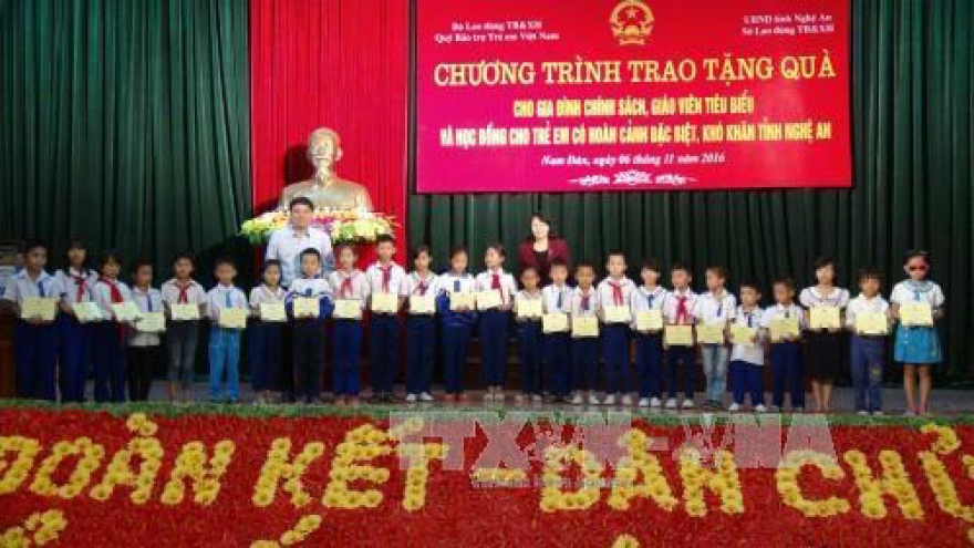 Vice President presents gifts to disadvantaged students