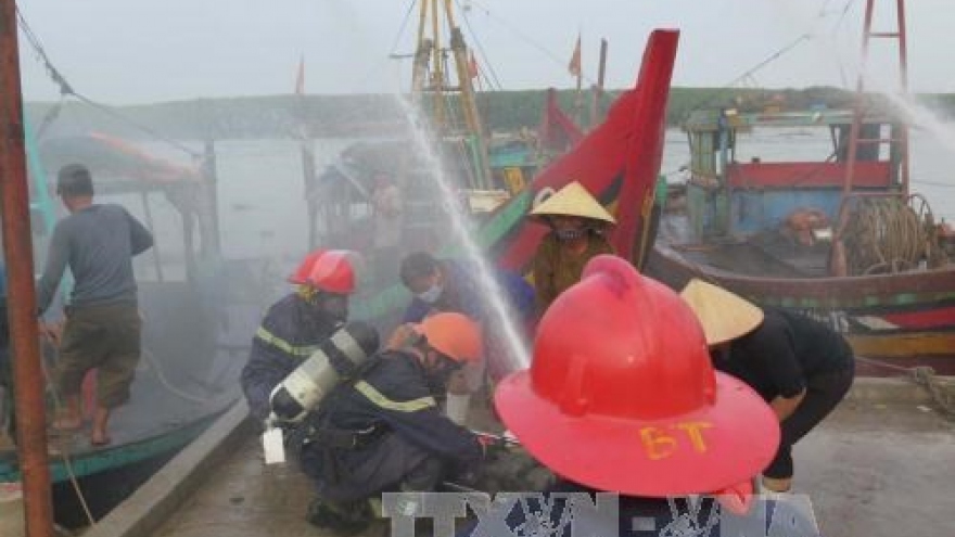 Nghe An holds drill on firefighting, rescue for fishing boats