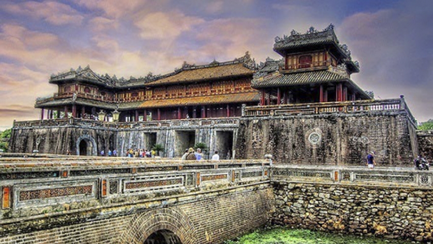 Tourists flock to tourist destinations on long holiday