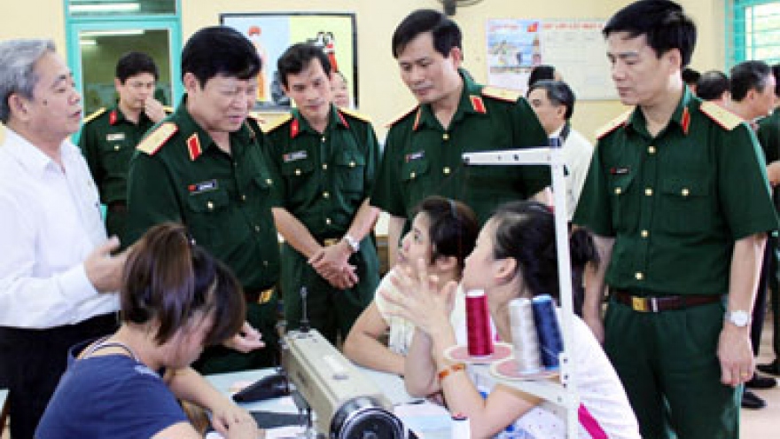 General Ngo Xuan Lich visits AO victims, bearing gifts