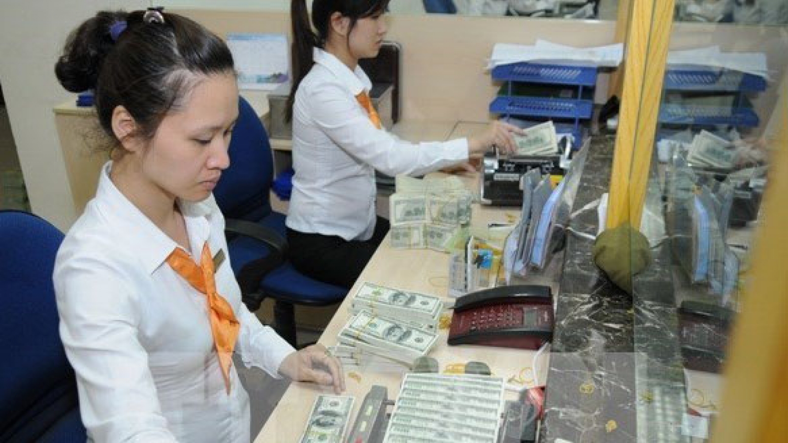 Annual interest rate on dollar deposits cut to zero percent