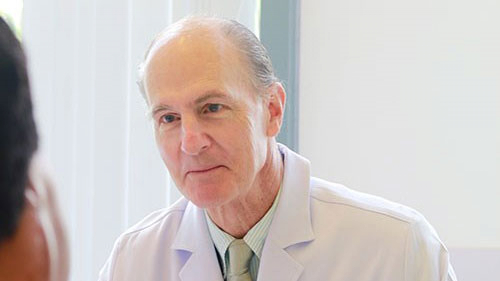 US doctor provides free surgery for Vietnamese children