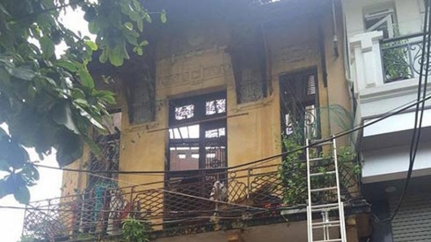 Four escape from Hanoi house fire