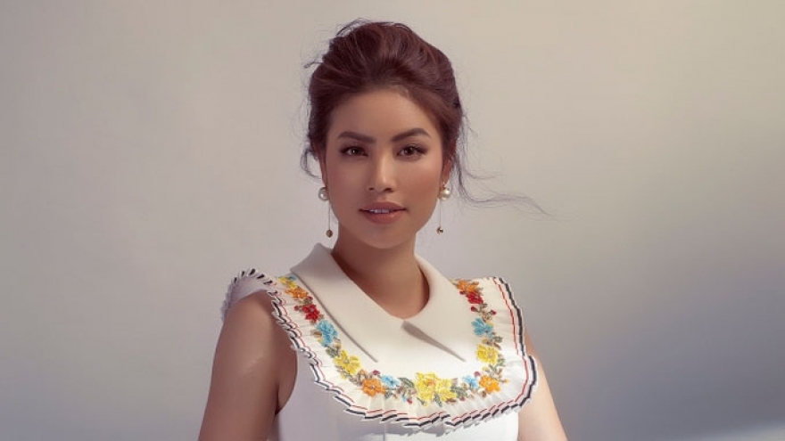 Designer Cong Tri debuts fresh, elegant styles for summer