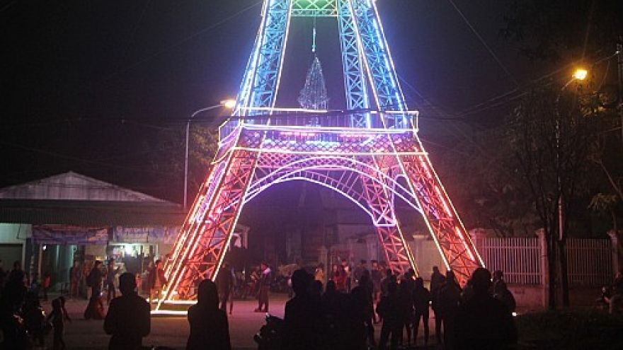 Replica of Eiffel Tower illuminates perish in central Vietnam as Christmas nears