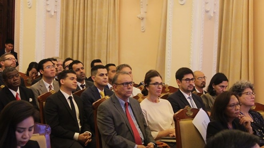 Foreign diplomats learn about Vietnam 