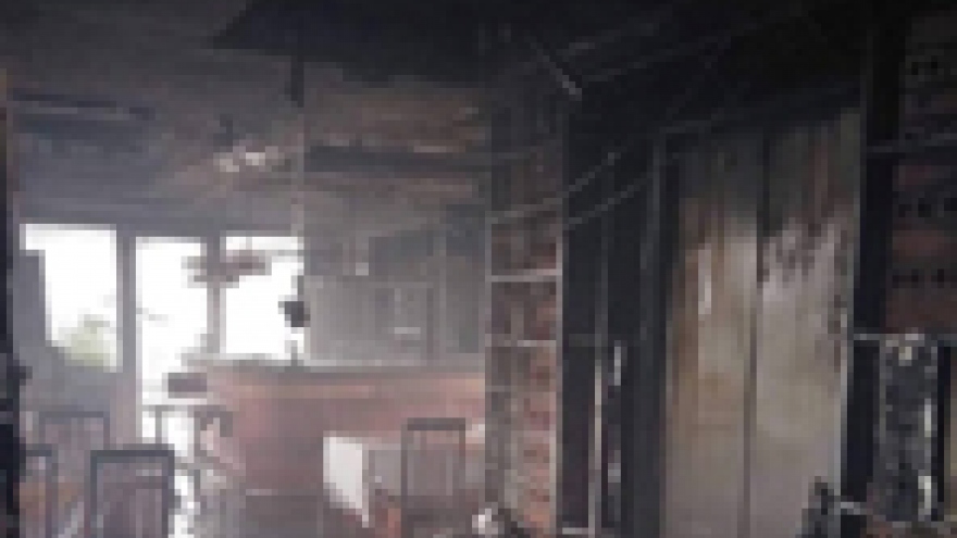 Hotel engulfed by huge fire in Hanoi’s Old Quarter 