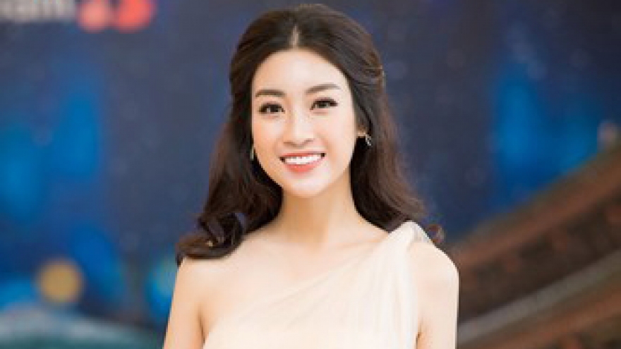 My Linh shows class in skewed dress at Hanoi event