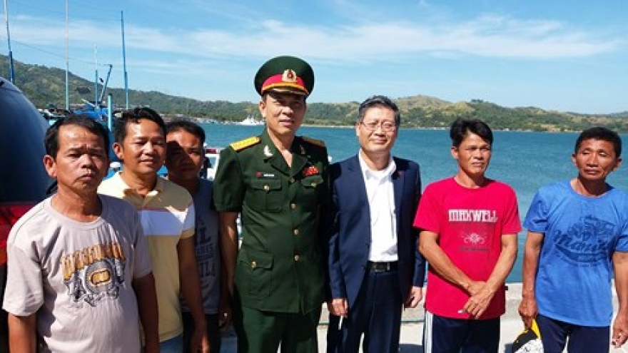 Philippines returns 5 Vietnamese fishermen 